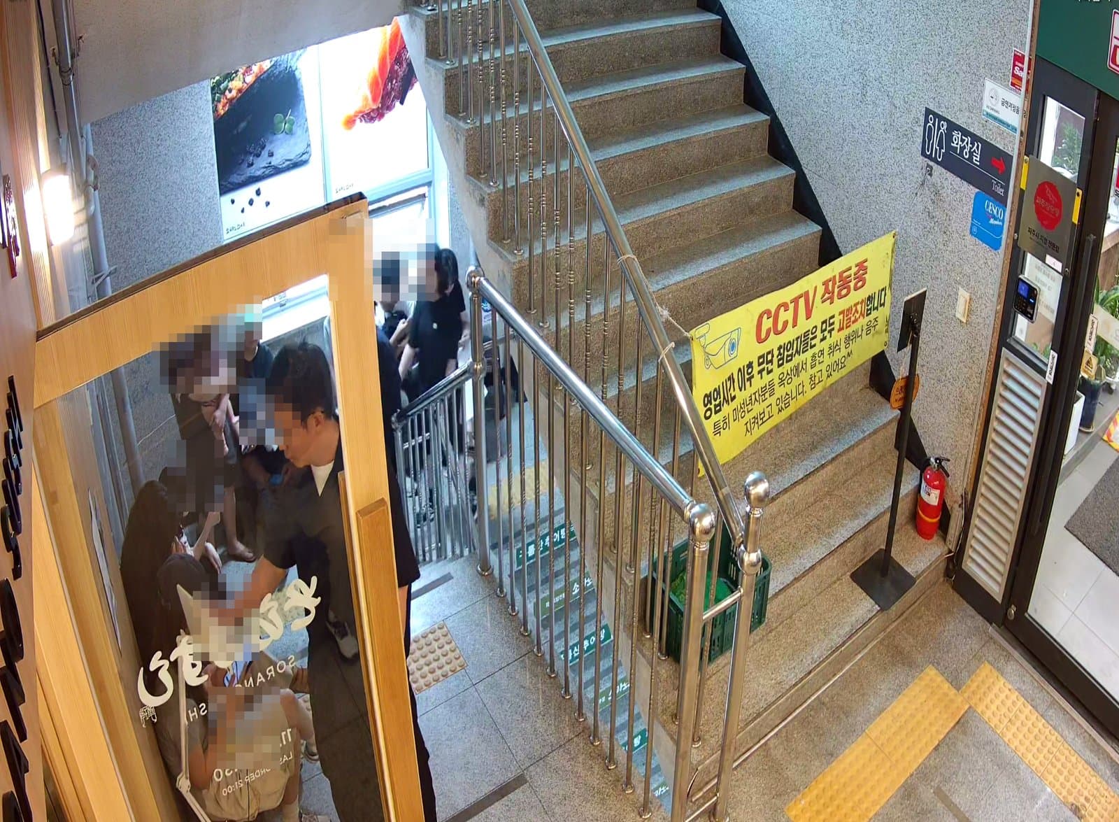 소라노스시 운정호수공원점 입구 계단까지 이어진 대기 줄 CCTV 화면